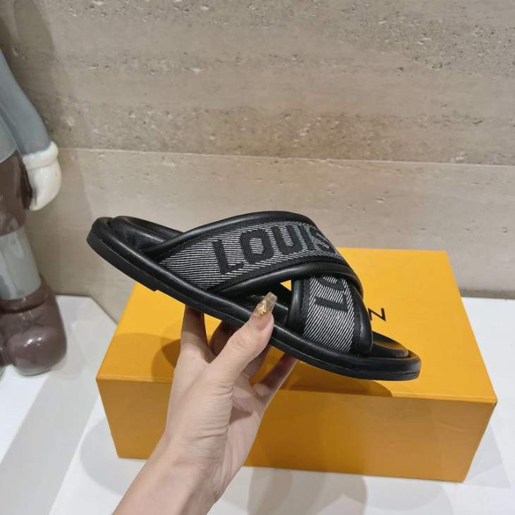 Picture of Louis Vuitton Slippers _SKULVsz35-40mnf0603562